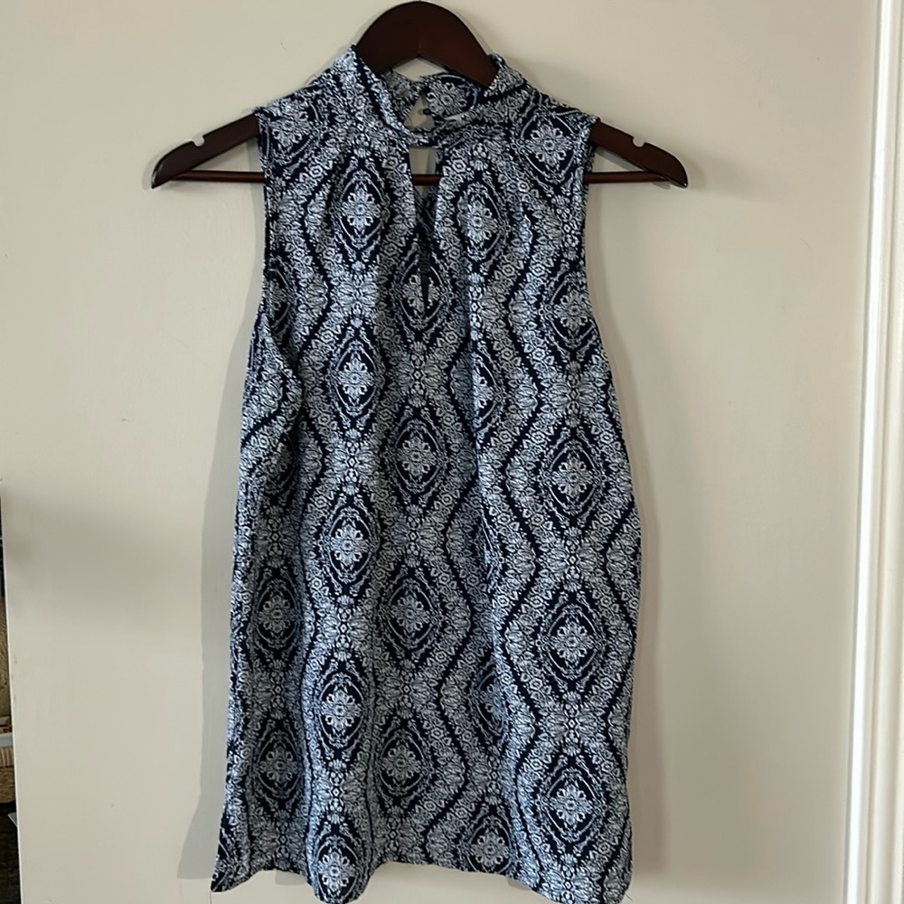 Beautiful floral sleeveless blouse, size medium